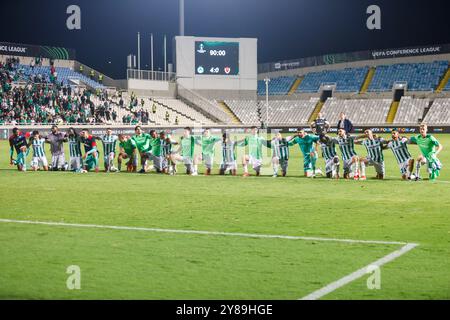 Nikosia, Zypern. Oktober 2024. Die Spieler des Omonoia FC feiern ihren Sieg nach dem Spiel Nicosia, Zypern, am 3. Oktober 2024. Omonoia FC spielt im GSP Stadium gegen Vikingur Reykjavik in der Ligaperiode des UEFA Conference League Wettbewerbs. (Foto: Kostas Pikoulas/SIPA USA). Quelle: SIPA USA/Alamy Live News Stockfoto