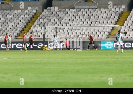 Nikosia, Zypern. Oktober 2024. ANDRONIKOS KAKOULLI von Omonoia FC erzielte am 3. Oktober 2024 das zweite Tor für Omonoia FC, Nicosia, Zypern. Omonoia FC spielt im GSP Stadium gegen Vikingur Reykjavik in der Ligaperiode des UEFA Conference League Wettbewerbs. (Foto: Kostas Pikoulas/SIPA USA). Quelle: SIPA USA/Alamy Live News Stockfoto