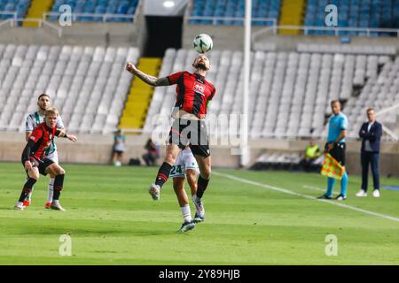 Nikosia, Zypern. Oktober 2024. NIKOLAJ HANSEN von Vikingur Reykjavik und AMINE KHAMMAS von Omonoia FC treten am 3. Oktober 2024 um den Ball in Nicosia, Zypern, an. Omonoia FC spielt im GSP Stadium gegen Vikingur Reykjavik in der Ligaperiode des UEFA Conference League Wettbewerbs. (Foto: Kostas Pikoulas/SIPA USA). Quelle: SIPA USA/Alamy Live News Stockfoto