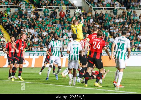 Nikosia, Zypern. Oktober 2024. INGVAR JONSSON von Vikingur Reykjavik blockiert den Ball in Nikosia, Zypern, am 3. Oktober 2024. Omonoia FC spielt im GSP Stadium gegen Vikingur Reykjavik in der Ligaperiode des UEFA Conference League Wettbewerbs. (Foto: Kostas Pikoulas/SIPA USA). Quelle: SIPA USA/Alamy Live News Stockfoto