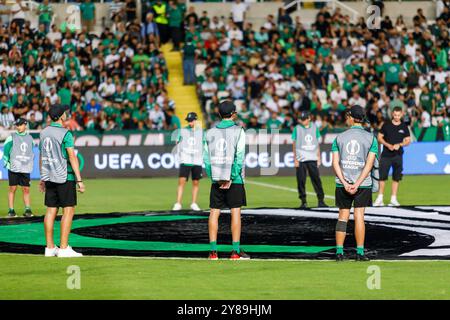 Nikosia, Zypern. Oktober 2024. Balljungen werden vor dem Spiel in Nicosia, Zypern, am 3. Oktober 2024 gesehen. Omonoia FC spielt im GSP Stadium gegen Vikingur Reykjavik in der Ligaperiode des UEFA Conference League Wettbewerbs. (Foto: Kostas Pikoulas/SIPA USA). Quelle: SIPA USA/Alamy Live News Stockfoto