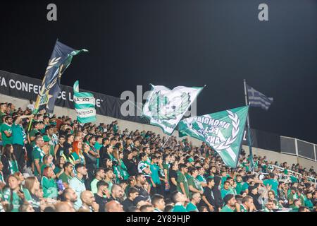 Nikosia, Zypern. Oktober 2024. Die Fans des Omonoia FC sind während des Spiels Nicosia, Zypern, am 3. Oktober 2024 zu sehen. Omonoia FC spielt im GSP Stadium gegen Vikingur Reykjavik in der Ligaperiode des UEFA Conference League Wettbewerbs. (Foto: Kostas Pikoulas/SIPA USA). Quelle: SIPA USA/Alamy Live News Stockfoto