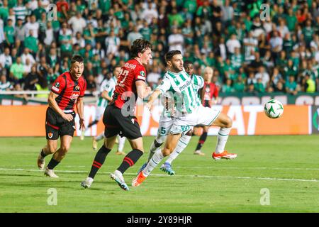 Nikosia, Zypern. Oktober 2024. NIKOLAOS PANAGIOTOU von Omonoia FC und KARL FRIDLEIFUR GUNNARSSON von Vikingur Reykjavik treten am 3. Oktober 2024 um den Ball in Nicosia, Zypern, an. Omonoia FC spielt im GSP Stadium gegen Vikingur Reykjavik in der Ligaperiode des UEFA Conference League Wettbewerbs. (Foto: Kostas Pikoulas/SIPA USA). Quelle: SIPA USA/Alamy Live News Stockfoto