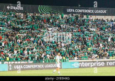 Nikosia, Zypern. Oktober 2024. Die Fans des Omonoia FC feiern am 3. Oktober 2024 in Nicosia, Zypern. Omonoia FC spielt im GSP Stadium gegen Vikingur Reykjavik in der Ligaperiode des UEFA Conference League Wettbewerbs. (Foto: Kostas Pikoulas/SIPA USA). Quelle: SIPA USA/Alamy Live News Stockfoto