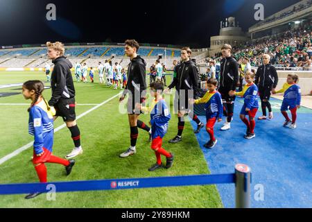 Nikosia, Zypern. Oktober 2024. Die beiden Teams betreten das Stadion Nikosia, Zypern, am 3. Oktober 2024. Omonoia FC spielt im GSP Stadium gegen Vikingur Reykjavik in der Ligaperiode des UEFA Conference League Wettbewerbs. (Foto: Kostas Pikoulas/SIPA USA). Quelle: SIPA USA/Alamy Live News Stockfoto