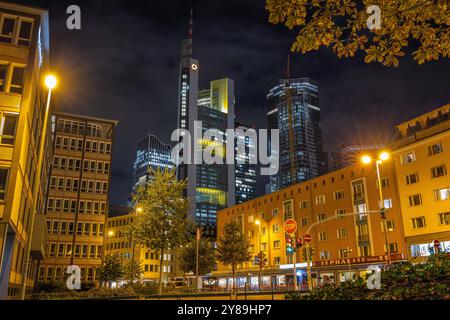 Der Commerzbank Tower in Frankfurt am Main Wolken ziehen am dunklen Abendhimmel über den leuchtenden Commerzbank Tower hinweg. Frankfurt am Main Rossmarkt Hessen Deutschland *** der Commerzbank Tower in Frankfurt am Main Wolken driften über den leuchtenden Commerzbank Tower im dunklen Abendhimmel Frankfurt am Main Rossmarkt Hessen Germany 2024-10-03 ffm commerzbank 01 Stockfoto