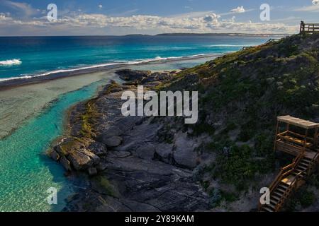 Treppen führen zu einer Aussichtsplattform über Sanddünen und zerklüfteter Küste Stockfoto