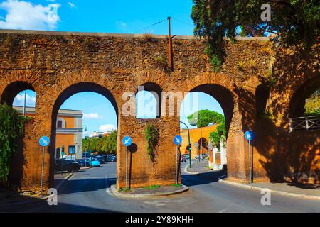 Porta Tiburtina altes Tor in den Aurelianischen Mauern von Rom, Italien. Klassischer mittelalterlicher Backsteinbogen auf der Straße in Rom Stockfoto