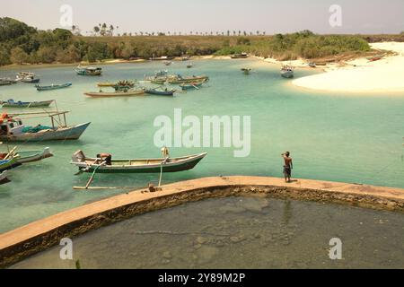 Ein Fischer, der auf einem Betonweg am Fischerstrand von Pero in Pero Batang Villlage, Kodi, Südwesten Sumbas, Ost-Nusa Tenggara, Indonesien steht. Stockfoto