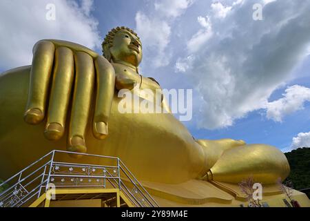 Basis der vergoldeten Big Buddha Statue am Wat Khao Wong Phrachan in erdberührender Haltung, mit Stufen für den Besucherzugang, Lopburi, Thailand Stockfoto