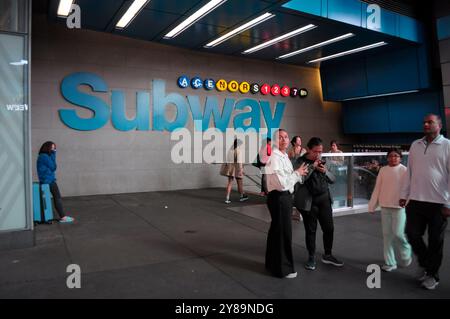 New York, Usa. Oktober 2024. Die U-Bahn-Station 42nd Street, Port Authority Bus Terminal, befindet sich an der 42nd Street in Manhattan, New York City. Quelle: SOPA Images Limited/Alamy Live News Stockfoto