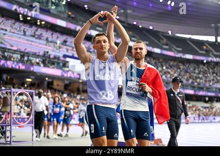 Der blinde Läufer Timothée Adolphe und sein Rennleiter Charles Renard während der Leichtathletik-Veranstaltung der Paralympischen Spiele 2024 in Paris am 5. September 2024. Quelle: Victor Joly/Alamy Live News Stockfoto