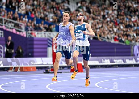 Der blinde Läufer Timothée Adolphe und sein Rennleiter Charles Renard während der Leichtathletik-Veranstaltung der Paralympischen Spiele 2024 in Paris am 5. September 2024. Quelle: Victor Joly/Alamy Live News Stockfoto