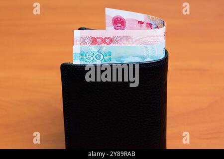 Chinesisches Geld - Yuan in der schwarzen Brieftasche Stockfoto