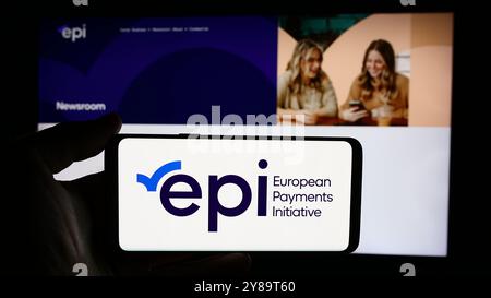 Deutschland. September 2024. In dieser Abbildung hält eine Person ein Mobiltelefon mit dem Logo der European Payments Initiative (EPI) vor der Unternehmenswebseite. (Credit Image: © Timon Schneider/SOPA Images via ZUMA Press Wire) NUR REDAKTIONELLE VERWENDUNG! Nicht für kommerzielle ZWECKE! Stockfoto