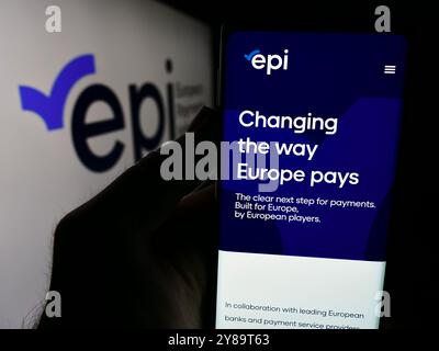 Deutschland. September 2024. In dieser Abbildung hält eine Person ein Mobiltelefon mit der Website der European Payments Initiative (EPI) vor dem Logo. Quelle: SOPA Images Limited/Alamy Live News Stockfoto