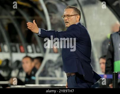 Belgrad, Serbien. Oktober 2024. Der Cheftrainer des FC Midtjylland Thomas Thomasberg gibt während eines Fußballspiels der UEFA Europa League zwischen Maccabi Tel Aviv und dem FC Midtjylland am 3. Oktober 2024 in Belgrad (Serbien) Gesten. Quelle: Predrag Milosavljevic/Xinhua/Alamy Live News Stockfoto