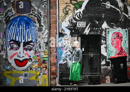 Ein Mädchen in der AC DC Lane in Melbourne. Ein Mädchen in der AC DC Lane, einer berühmten Graffiti-Straße in Melbourne, Australien Stockfoto