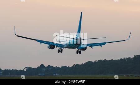 Balikpapan, Indonesien - 26. September 2024. Eine Garuda Indonesia Boeing 737-8U3 landet kurz vor der Landung, mit ausgefahrenem Fahrwerk und ausgefahrenen Klappen. T Stockfoto