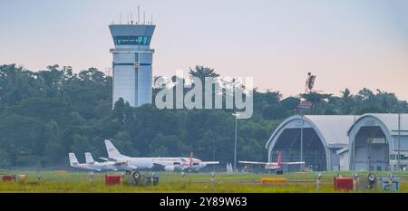 Balikpapan, Indonesien - 26. September 2024. Flugzeugverkehrskontrollturm am Flughafen Sultan Aji Muhammad Sulaiman Sepinggan Balikpapan, der als Führer dient Stockfoto