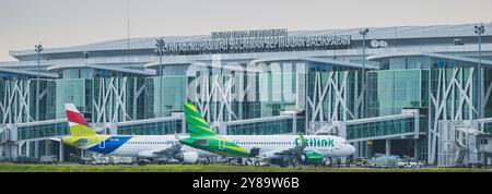 Balikpapan, Indonesien - 26. September 2024. Zwei Passagierflugzeuge parken auf dem Vorfeld vor der Flughafentermina Sultan Aji Muhammad Sulaiman Stockfoto