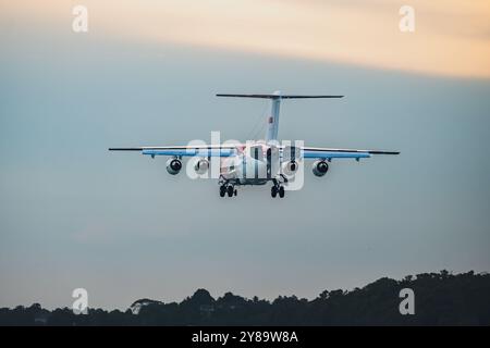 Balikpapan, Indonesien - 26. September 2024. Das Präsidentenflugzeug steigt gegen einen bewölkten Himmel ab. Die charakteristische Konfiguration des Flugzeugs mit vier Triebwerken Stockfoto