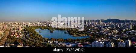 Peking, China. Oktober 2020. Ein Luftbild der Drohne, aufgenommen am 23. Oktober 2020, zeigt eine Stadtansicht von Jinan, der ostchinesischen Provinz Shandong. Jinan von China und Rom von Italien, einer ist bekannt für seine berühmten natürlichen Quellen, der andere für die exquisiten Brunnen. Obwohl sie sich in der Form unterscheiden, haben Quellen und Brunnen ähnliche Funktionen im täglichen Leben der Menschen und tragen gute Willensvorstellungen der Menschen. Sie waren auch Zeuge der Entwicklung der Städte. Guo Xulei/Xinhua/Alamy Live News Stockfoto