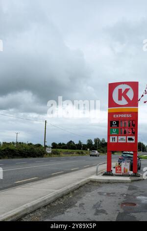 Schild für Benzin und Benzin am Straßenrand mit Preis pro Liter an Dolan's Service Station in Ballinasloe, Galway, Irland. Stockfoto