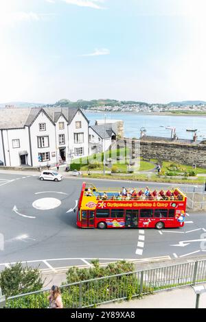 Conwy Wales - July 31 2024; Tourist bus driving around roundabout below Conwy Castle. Stockfoto