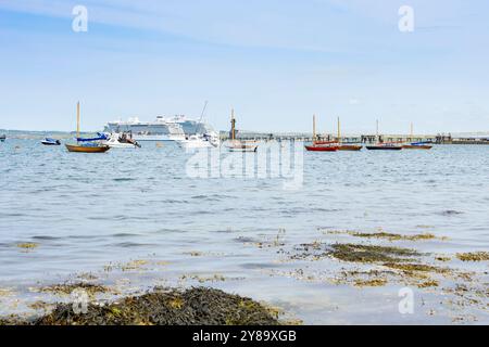 Newry Beach United Kingdom - July 31 2024; Traeth-Newry-bay and boats including tourist cruise-ships. Stockfoto