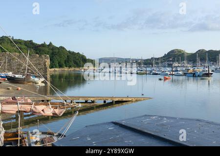 Conwy Wales - July 31 2024; Waters edge on Conwy River with boat ramp, boats and ancient wall. Stockfoto