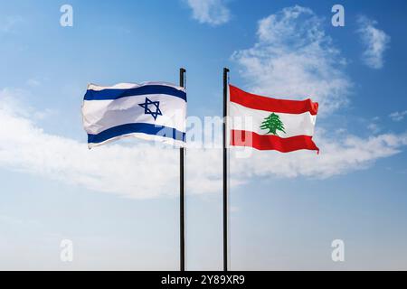 Das Konzept eines Konflikts zwischen Isreal und Libanon. Flaggen von Libanesen und Israel auf einem blauen, bewölkten Himmel. Verhandlungen zwischen der Libanesischen Republik und Stockfoto