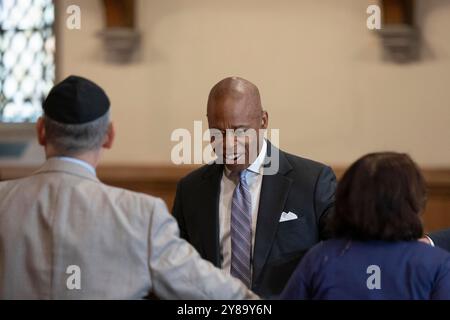 New York, New York, USA. Oktober 2024. Bürgermeister Eric Adams nimmt am 3. Oktober 2024 an den Rosh Hashanah Services für das jüdische Neujahrsfest in der East Side Synagoge in New York Teil (Bild: © Lev Radin/ZUMA Press Wire). Nicht für kommerzielle ZWECKE! Stockfoto