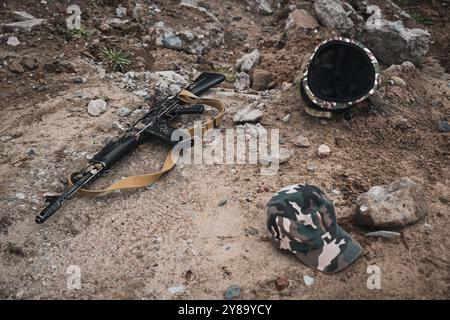 Kalaschnikow Sturmgewehr auf dem Boden. Schusswaffen liegen auf dem Boden. Kriegsbegriff Stockfoto