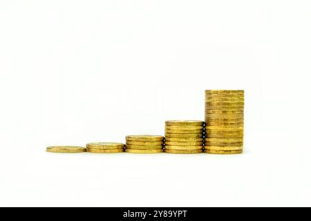 Goldmünzen gestapelt isoliert auf weißem Hintergrund. Konzept der Einsparung von Geld, Wirtschaft, Investitionen, Wachstum von Unternehmen und Wohlstand. Stockfoto