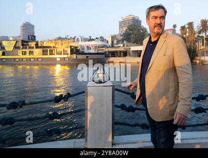 Kairo, Ägypten. Oktober 2024. Markus Söder (CSU), Ministerpräsident Bayerns, nimmt an einer Bootsfahrt auf dem Nil Teil. Söder unternimmt eine dreitägige Reise nach Ägypten. Quelle: Sven Hoppe/dpa/Alamy Live News Stockfoto