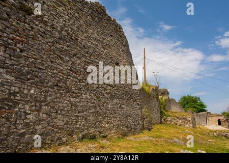 Die Festungsmauern der Berat-Burg aus dem 13. Jahrhundert in Südalbanien. Eine Mischung aus byzantinischem, osmanischem und mittelalterlichem albanischem Architekturstil Stockfoto