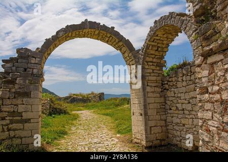 Die Festungsmauern der Berat-Burg aus dem 13. Jahrhundert in Südalbanien. Eine Mischung aus byzantinischem, osmanischem und mittelalterlichem albanischem Architekturstil Stockfoto