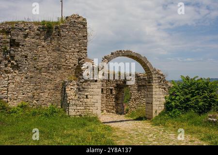 Die Festungsmauern der Berat-Burg aus dem 13. Jahrhundert in Südalbanien. Eine Mischung aus byzantinischem, osmanischem und mittelalterlichem albanischem Architekturstil Stockfoto