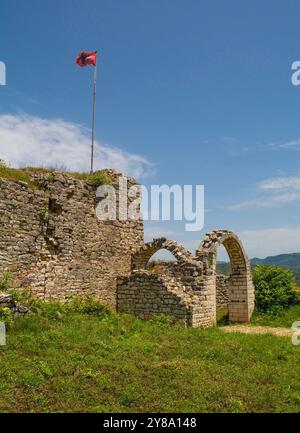 Die Festungsmauern der Berat-Burg aus dem 13. Jahrhundert in Südalbanien. Eine Mischung aus byzantinischem, osmanischem und mittelalterlichem albanischem Architekturstil Stockfoto