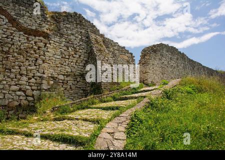 Die Festungsmauern der Berat-Burg aus dem 13. Jahrhundert in Südalbanien. Eine Mischung aus byzantinischem, osmanischem und mittelalterlichem albanischem Architekturstil Stockfoto