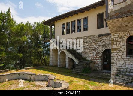 Die heute verfallene Ostorthodoxe Kirche St. Georg in Berat, Albanien. Dieses osmanische Gebäude befindet sich im Schloss Berat auf dem Kalaja-Hügel Stockfoto