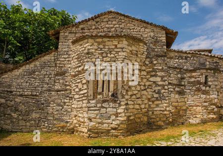 Die Ostorthodoxe Kirche St. Theodore in Berat, Albanien. Diese einschiffige Kirche aus dem 12. Jahrhundert mit einem Holzdach befindet sich im Schloss Berat Stockfoto