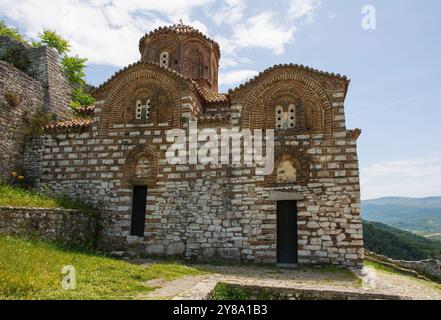 Die Ostorthodoxe Kirche der Heiligen Dreifaltigkeit in Berat, Albanien. Diese Kirche aus dem 13. Jahrhundert zeigt mittelalterliche osmanische und byzantinische Architekturstile Stockfoto