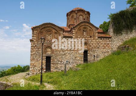 Die Ostorthodoxe Kirche der Heiligen Dreifaltigkeit in Berat, Albanien. Diese Kirche aus dem 13. Jahrhundert zeigt mittelalterliche osmanische und byzantinische Architekturstile Stockfoto