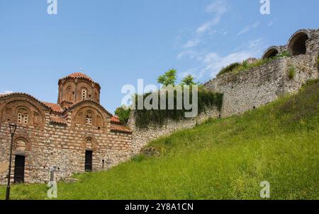 Die Ostorthodoxe Kirche der Heiligen Dreifaltigkeit in Berat, Albanien. Diese Kirche aus dem 13. Jahrhundert zeigt mittelalterliche osmanische und byzantinische Architekturstile Stockfoto