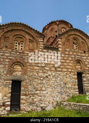 Die Ostorthodoxe Kirche der Heiligen Dreifaltigkeit in Berat, Albanien. Diese Kirche aus dem 13. Jahrhundert zeigt mittelalterliche osmanische und byzantinische Architekturstile Stockfoto