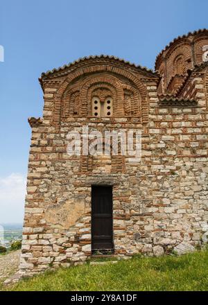 Die Ostorthodoxe Kirche der Heiligen Dreifaltigkeit in Berat, Albanien. Diese Kirche aus dem 13. Jahrhundert zeigt mittelalterliche osmanische und byzantinische Architekturstile Stockfoto