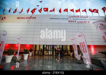 Tunis, Tunesien. Oktober 2024. Sitz der Hohen Unabhängigen Wahlkommission Tunesiens (ISIE) während der Eröffnungszeremonie des Medienzentrums. Das Medienzentrum soll internationale Journalisten über die tunesischen Präsidentschaftswahlen am 6. Oktober 2024 begrüßen. Der Präsident der tunesischen wahlkommission, Farouk Bouasker, sprach bei der Zeremonie Stockfoto