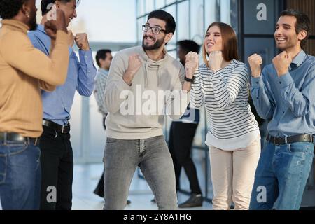 Business-Leute feiert und Ballen ihre Fäuste in die Luft als ein erfolgreiches team Stockfoto